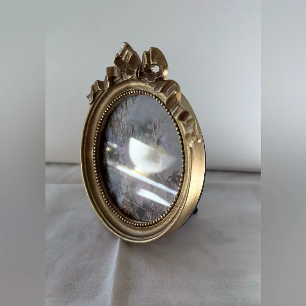 Elegant Gold  Frame bow on top round for 4”x4” photo